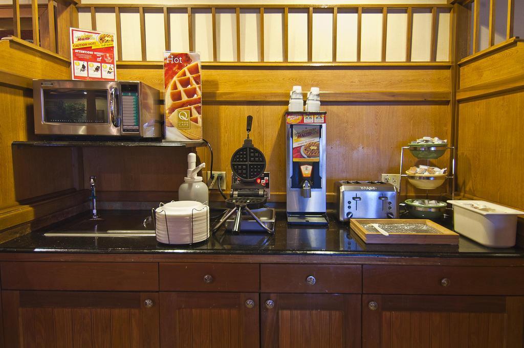 Quality Inn & Suites Baton Rouge West - Port Allen Buitenkant foto